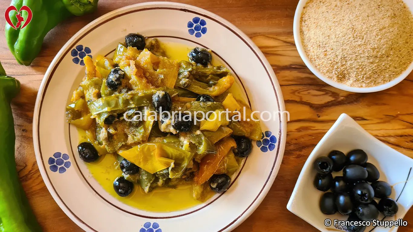 Ricetta della Peperonata con Olive Nere e Pangrattato: impiattate e servite. Ricetta della Peperonata con Olive Nere e Pangrattato: impiattate e servite.