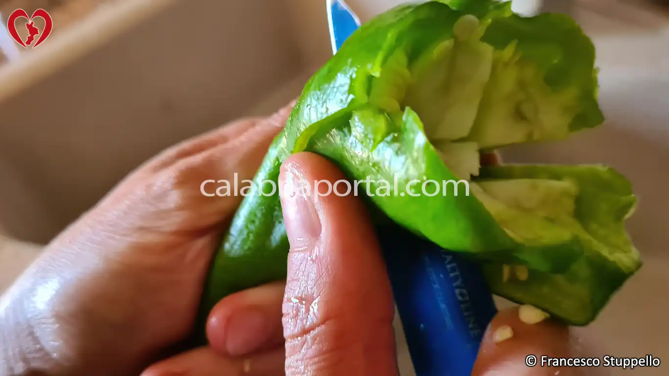 Ricetta dei Peperoni Verdi Fritti alla Calabrese: lavate e pulite i peperoni