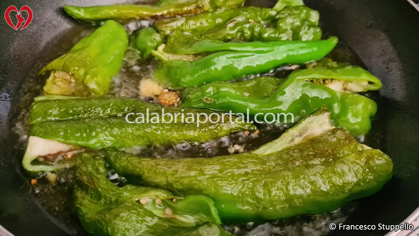 Ricetta dei Peperoni Verdi Fritti alla Calabrese: a mezza cottura girate i peperoni