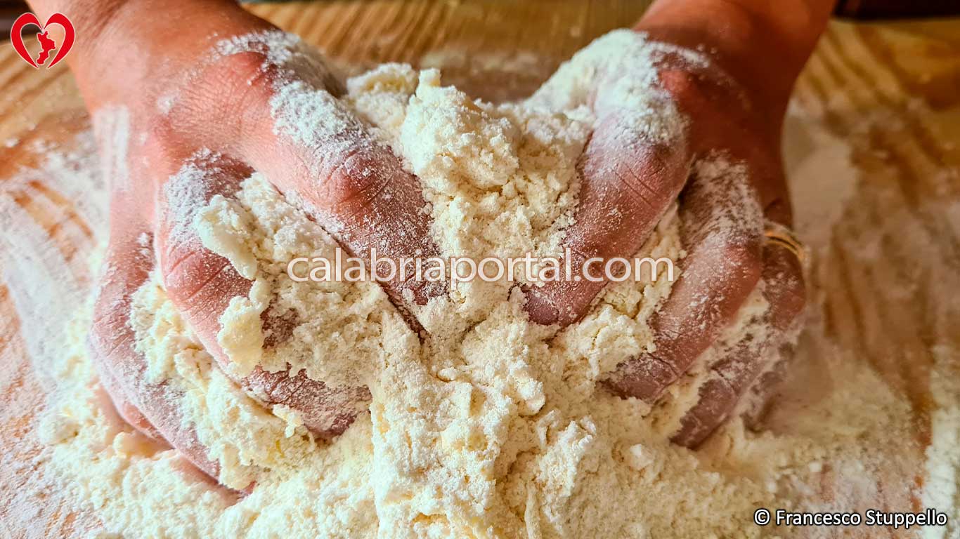 Ricetta dei Bocconotti di Mormanno: impastate per ottenere la pasta frolla
