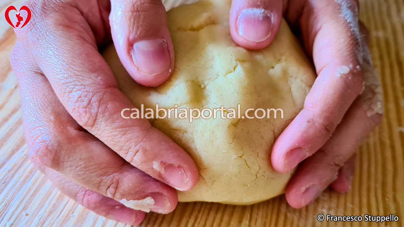 Ricetta dei Bocconotti di Mormanno: avvolgete la pasta nella pellicola trasparente