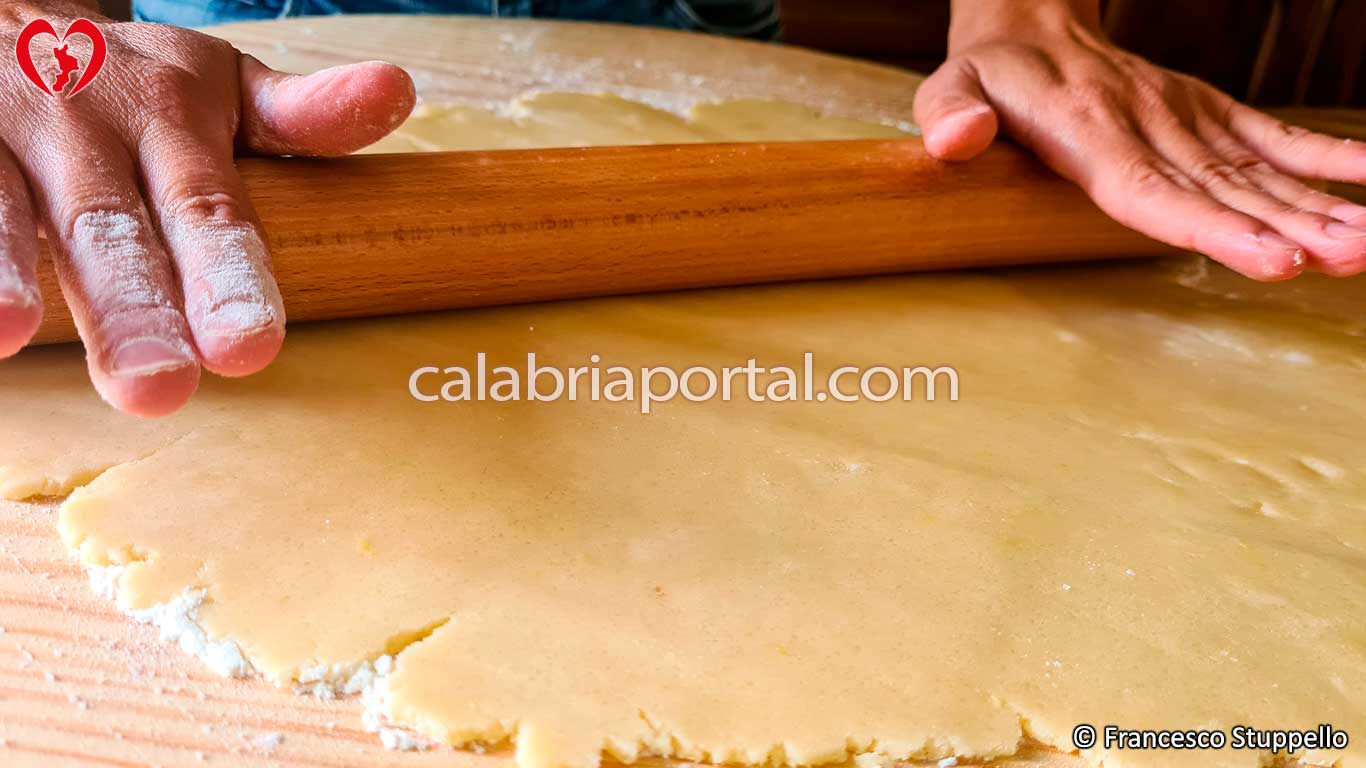 Ricetta dei Bocconotti di Mormanno: stendete la sfoglia