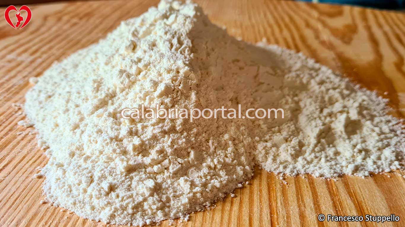 Ricetta dei Bocconotti di Mormanno: versate la farina sulla spianatoia