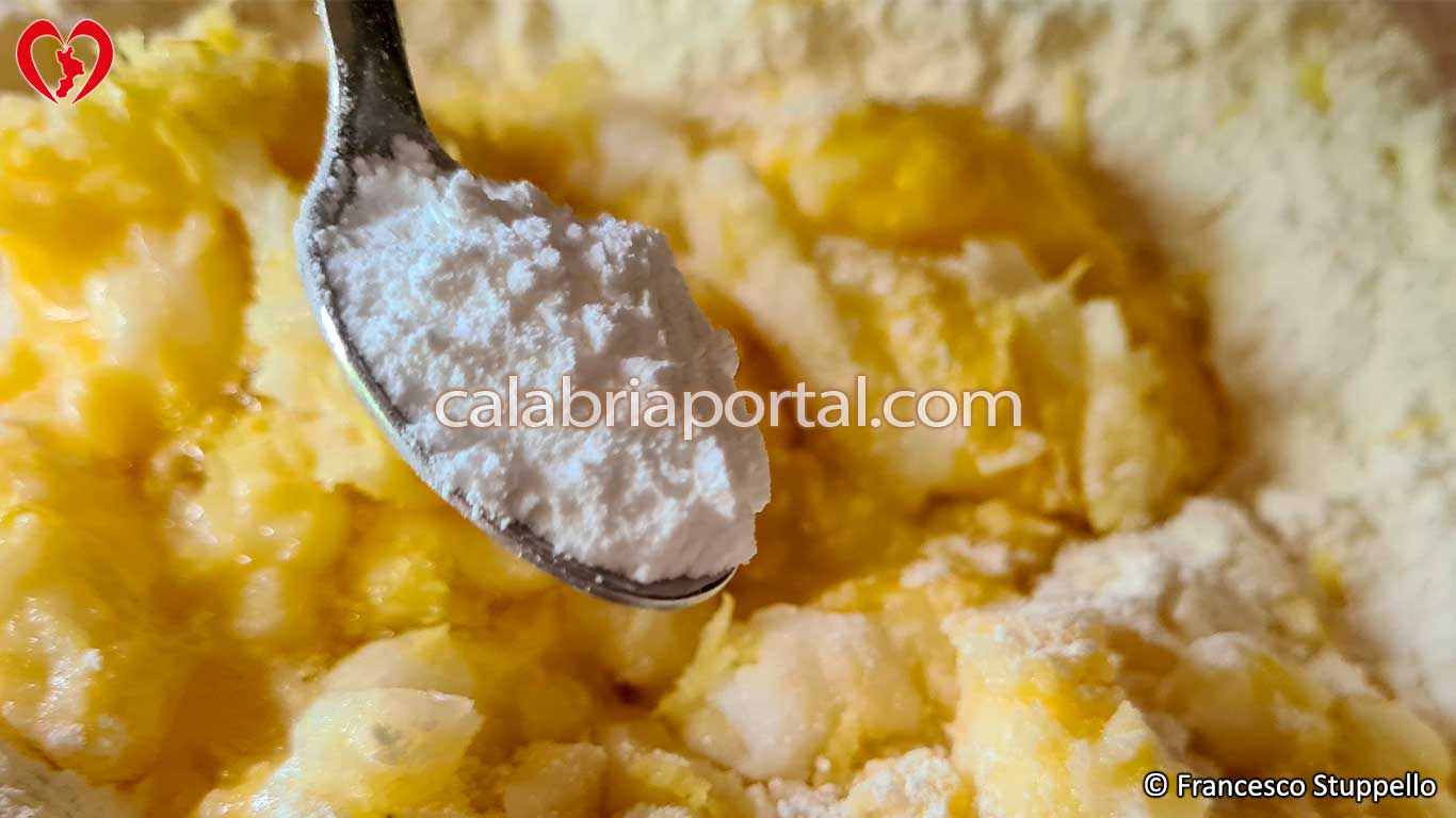 Ricetta dei Bocconotti di Mormanno: aggiungete il lievito per dolci e un pizzico di sale