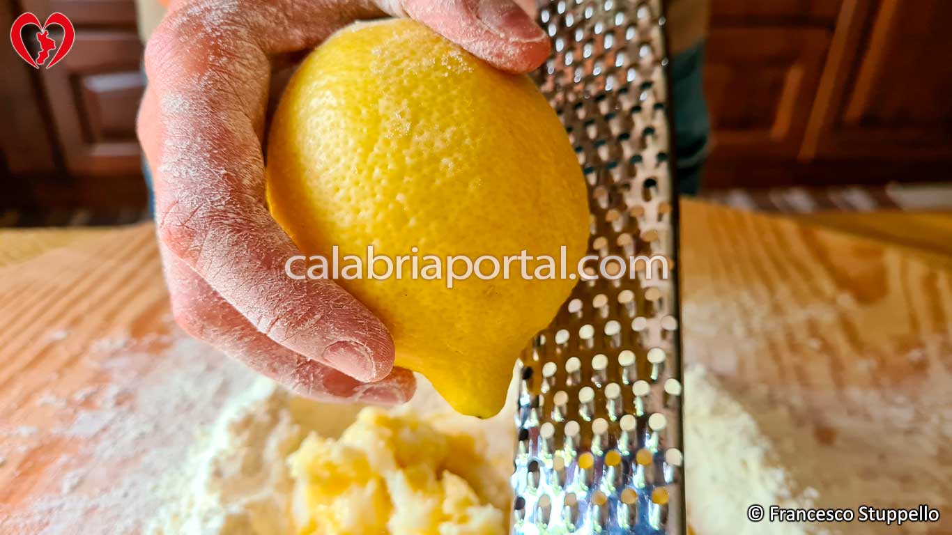 Ricetta dei Bocconotti di Mormanno: grattugiate la scorza di limone