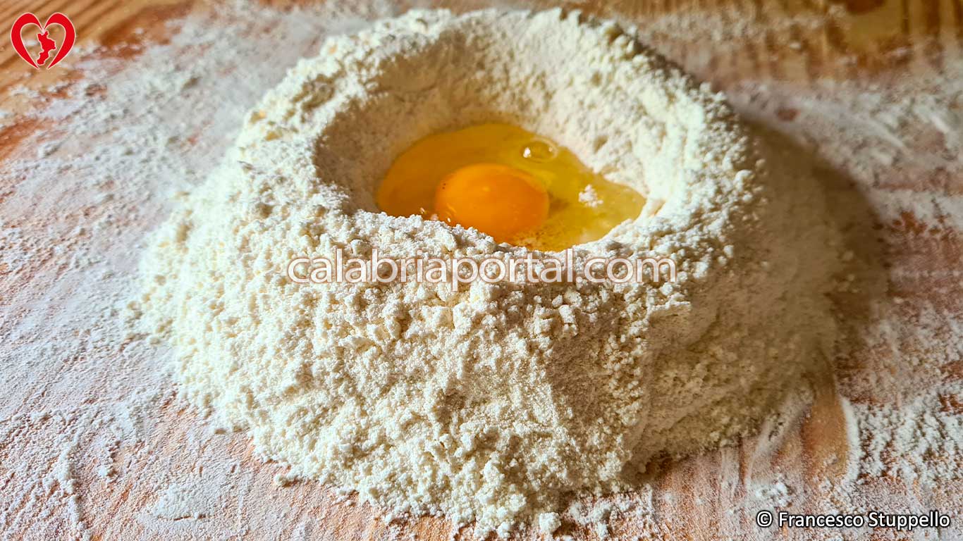 Ricetta dei Bocconotti di Mormanno: versate l'uovo