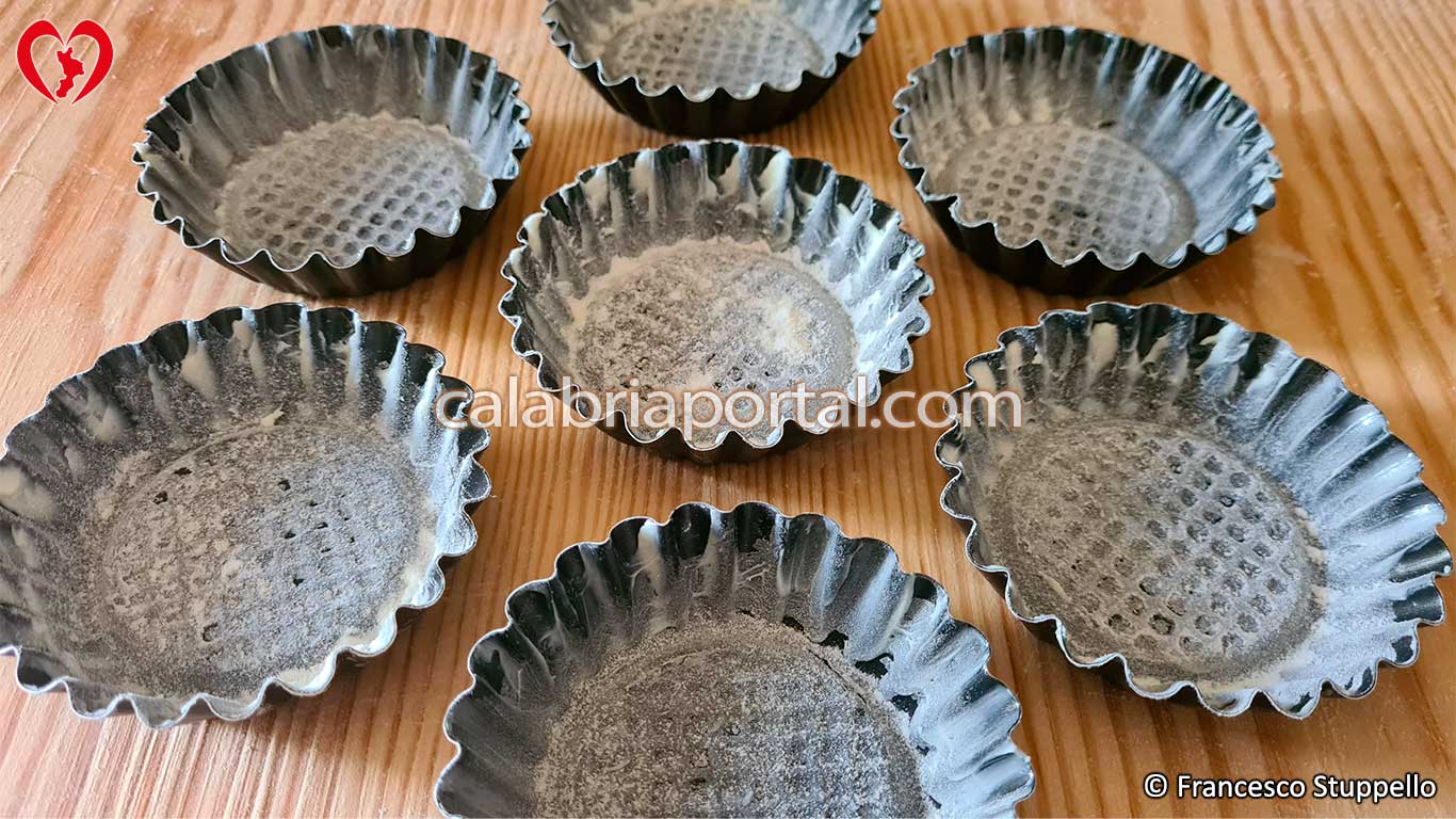 Ricetta dei Bocconotti di Mormanno: imburrate e infarinate gli stampini