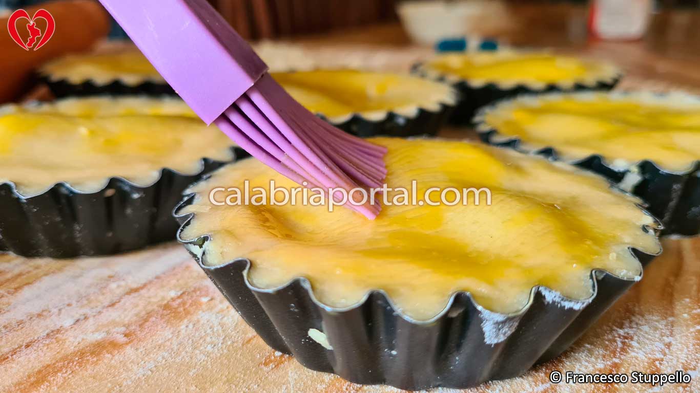 Ricetta dei Bocconotti di Mormanno: pennellate con del tuorlo d'uovo sbattuto
