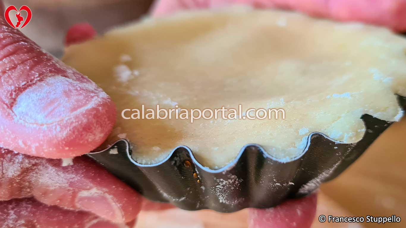 Ricetta dei Bocconotti di Mormanno: ricoprite il bocconotto con la sfoglia
