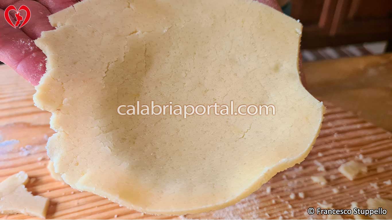 Ricetta dei Bocconotti di Mormanno: Ritagliate la sfoglia e adagiatela nello stampino