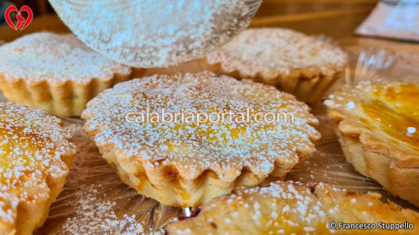 Ricetta dei Bocconotti di Mormanno: se di gradimento spolverate con lo zucchero a velo