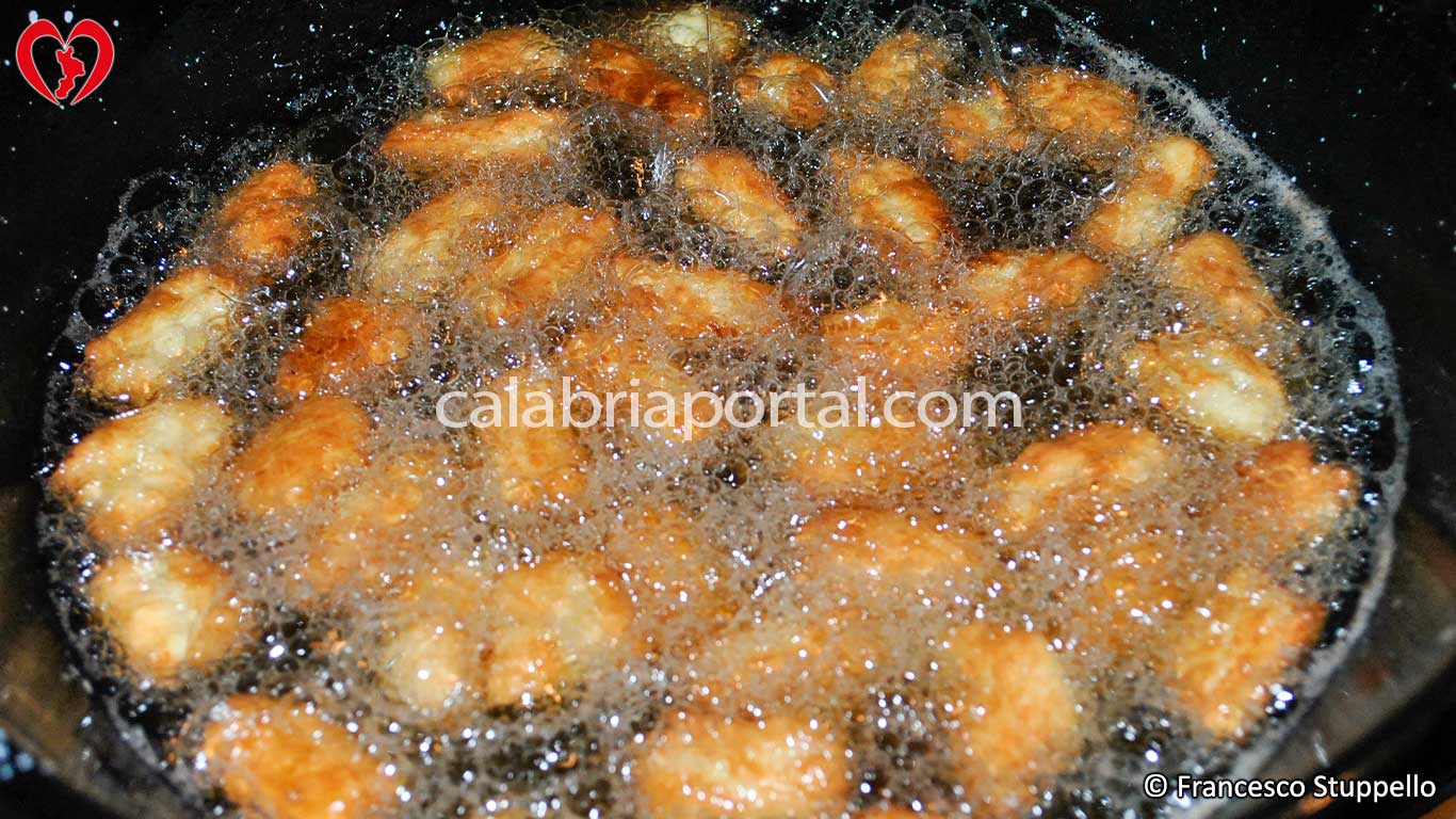 Ricetta dei Cannaricoli Calabresi: Frittura dei Cannaricoli Ricetta dei Cannaricoli Calabresi: Frittura dei Cannaricoli