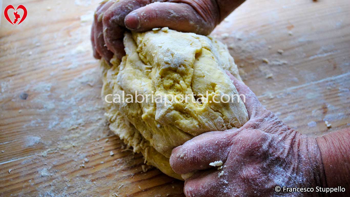 Ricetta dei Cannaricoli Calabresi: l'impasto Ricetta dei Cannaricoli Calabresi: l'impasto