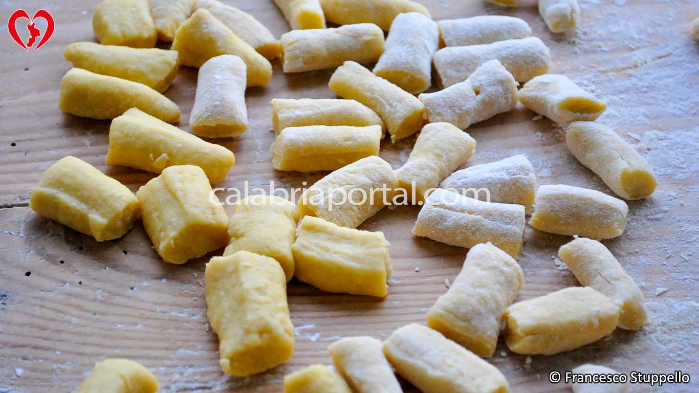 Ricetta dei Cannaricoli Calabresi: i Cannaricoli pronti per essere fritti Ricetta dei Cannaricoli Calabresi: i Cannaricoli pronti per essere fritti