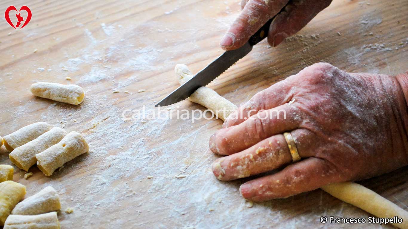 Ricetta dei Cannaricoli Calabresi: Lavorazione a Gnocco Ricetta dei Cannaricoli Calabresi: Lavorazione a Gnocco