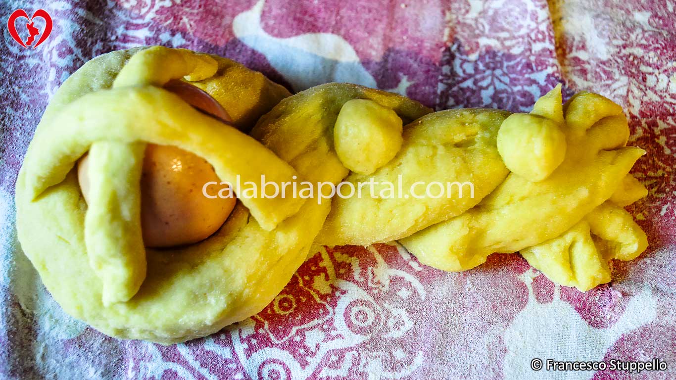Lavorazione dell'impasto per il Cannilieri di Acquappesa Lavorazione dell'impasto per il Cannilieri di Acquappesa