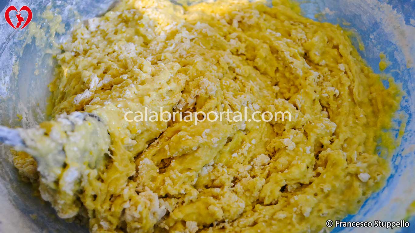 Impasto per realizzare il Cannilieri di Acquappesa Impasto per realizzare il Cannilieri di Acquappesa