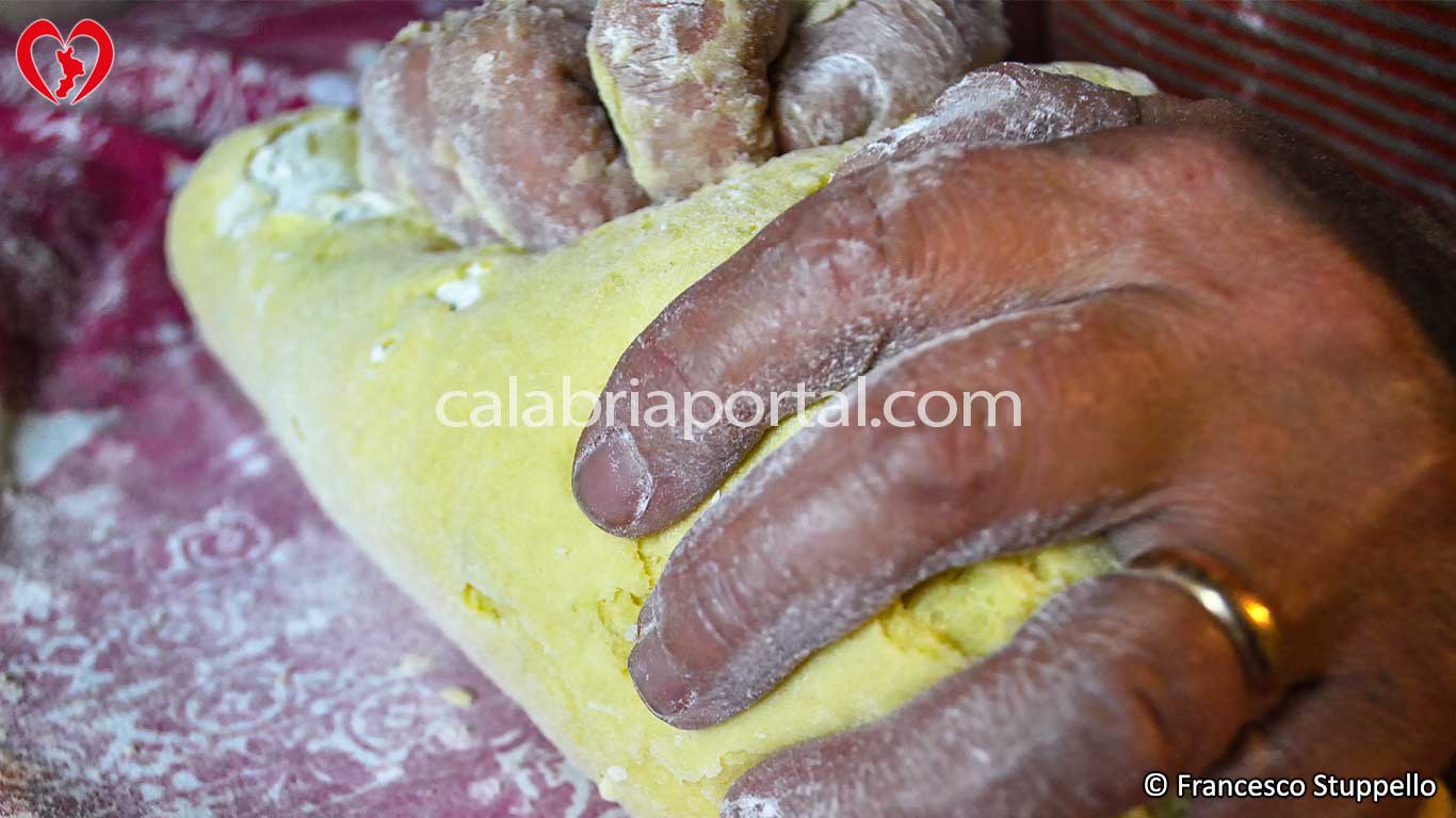 Lavorazione dell'impasto per il Cannilieri di Acquappesa Lavorazione dell'impasto per il Cannilieri di Acquappesa
