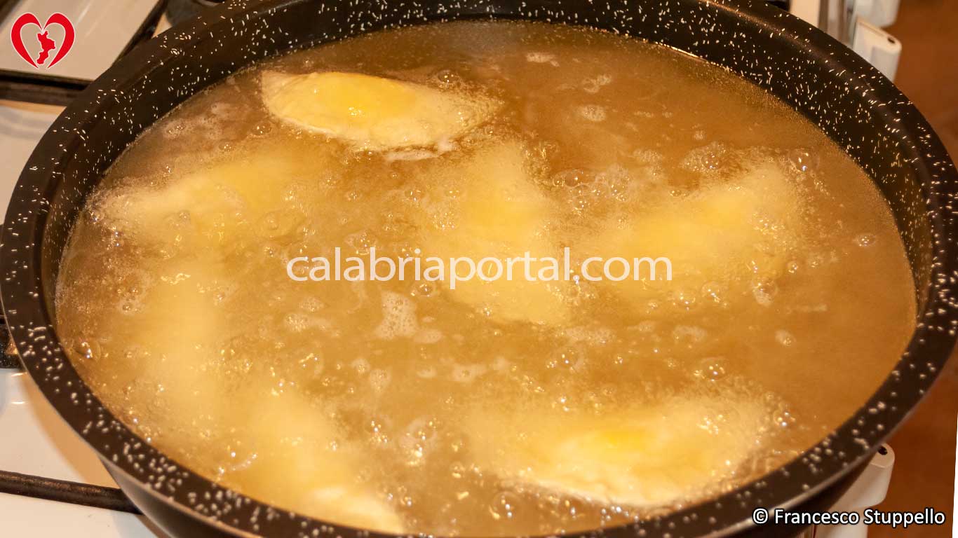 Ricetta delle Chinule di Ricotta: Friggete le chinule il olio o strutto bollente Ricetta delle Chinule di Ricotta: Friggete le chinule il olio o strutto bollente