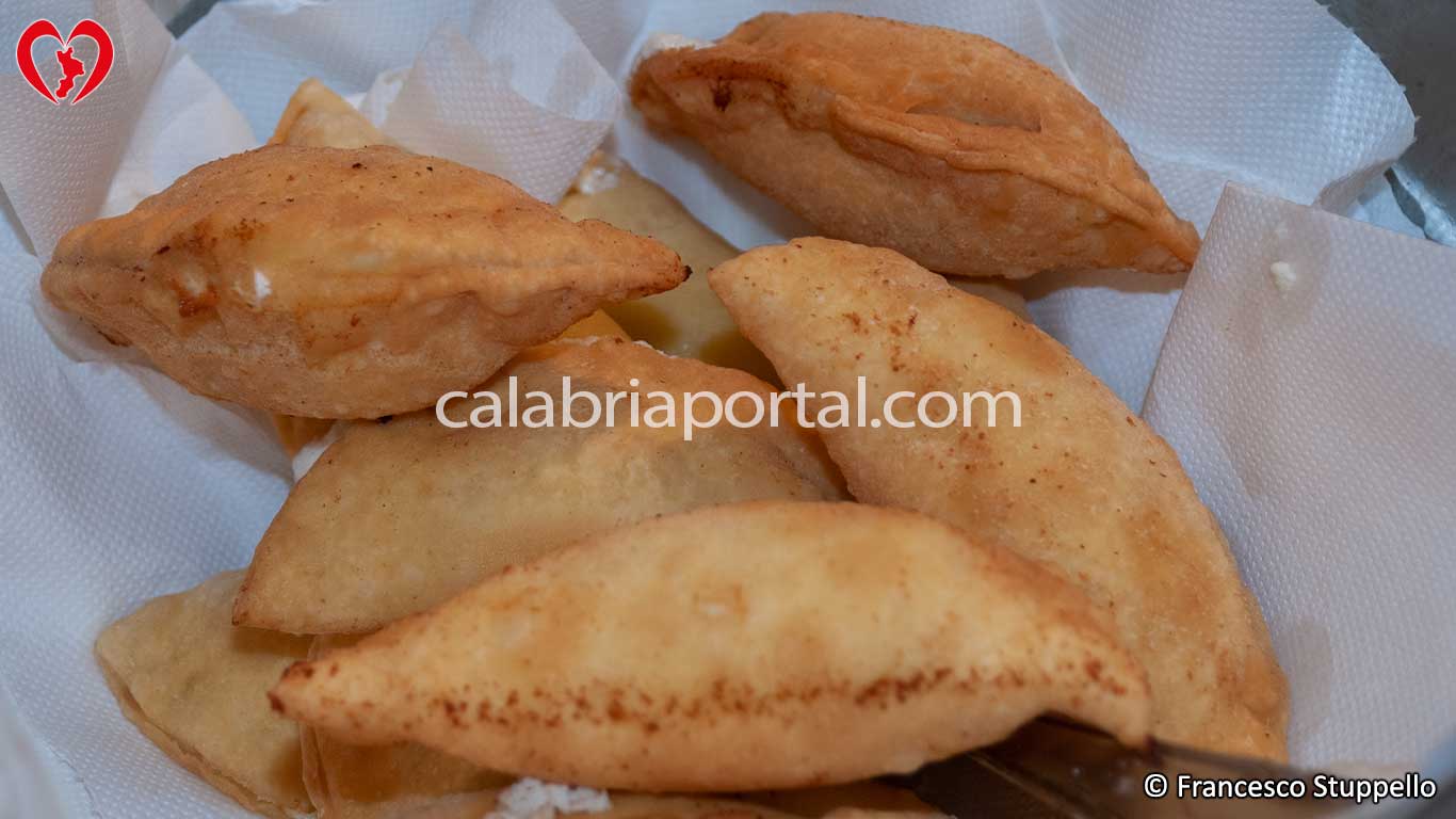 Ricetta delle Chinule di Ricotta: Ponete le chinule su carta assorbente Ricetta delle Chinule di Ricotta: Ponete le chinule su carta assorbente