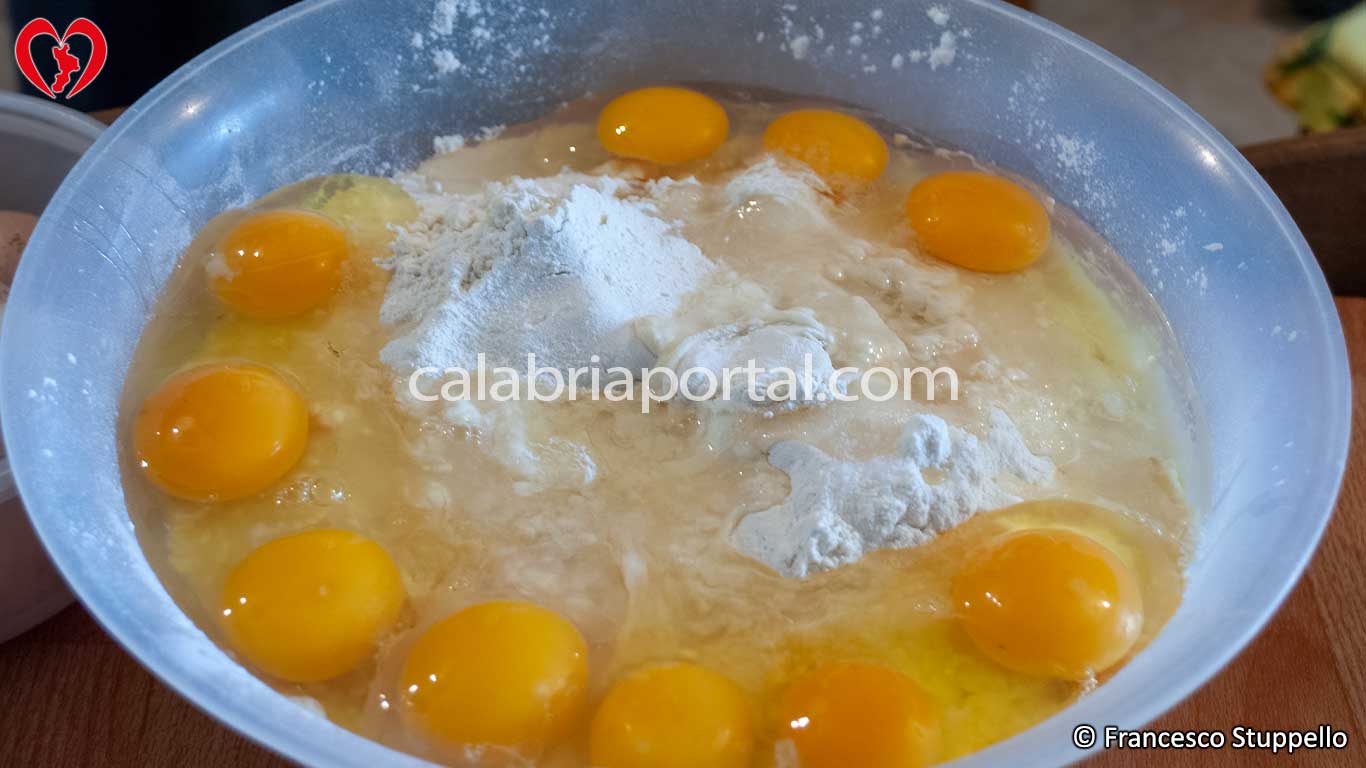 Ricetta delle Chinule di Ricotta: Versate gli ingredienti per fare la sfoglia Ricetta delle Chinule di Ricotta: Versate gli ingredienti per fare la sfoglia
