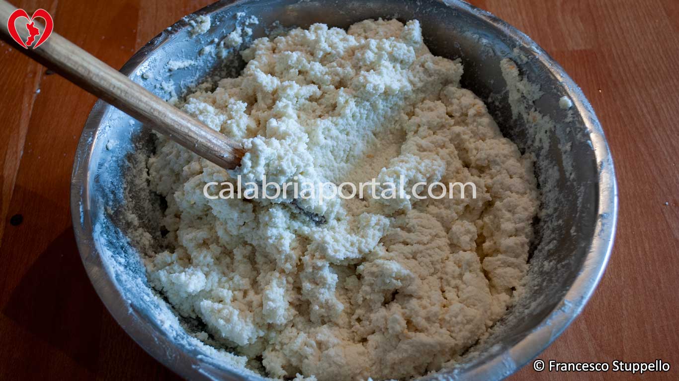 Ricetta delle Chinule di Ricotta: Lasciamo riposare per circa 2 ore Ricetta delle Chinule di Ricotta: Lasciamo riposare per circa 2 ore