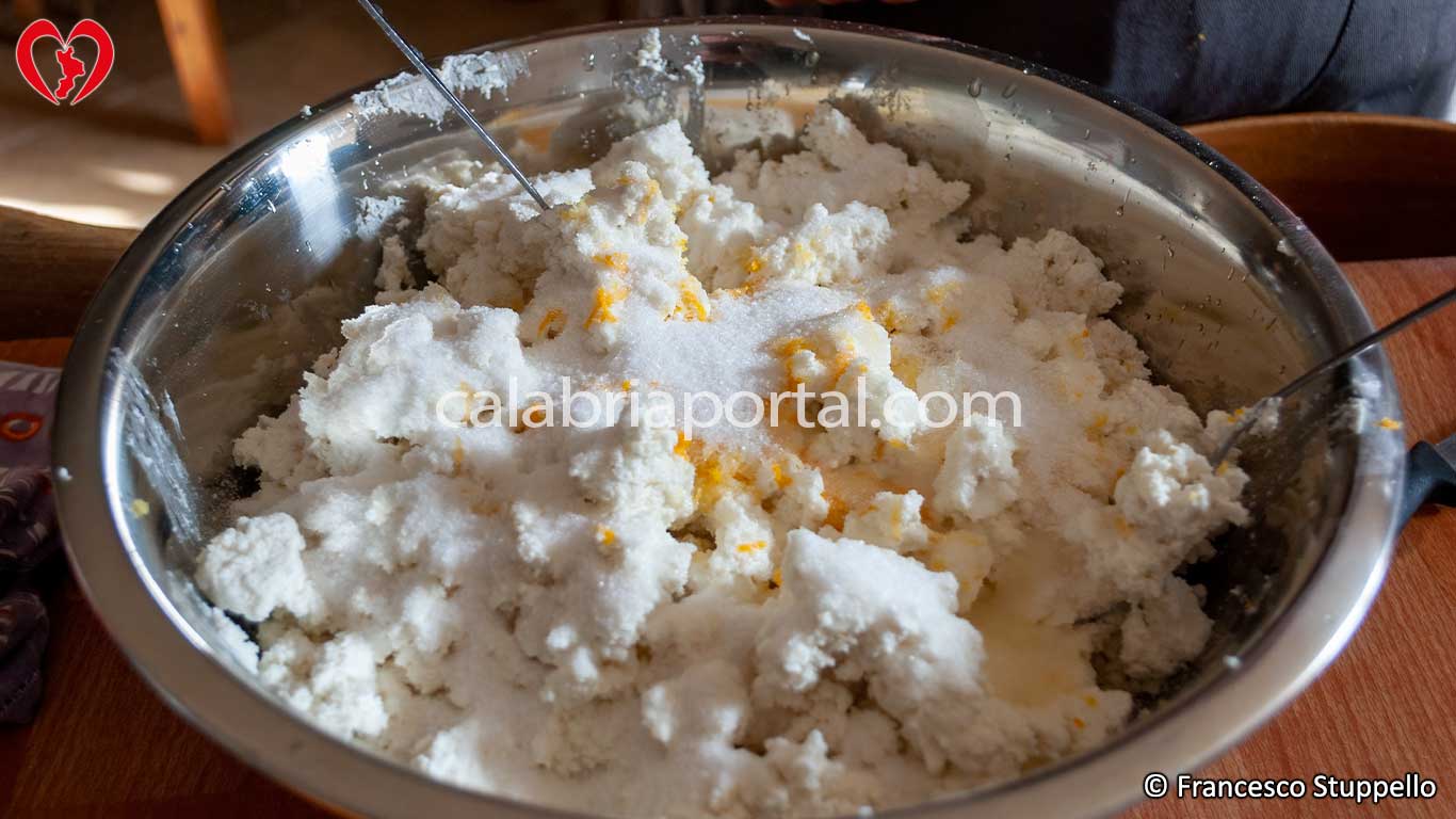 Ricetta delle Chinule di Ricotta: Prepariamo il Ripieno Ricetta delle Chinule di Ricotta: Prepariamo il Ripieno