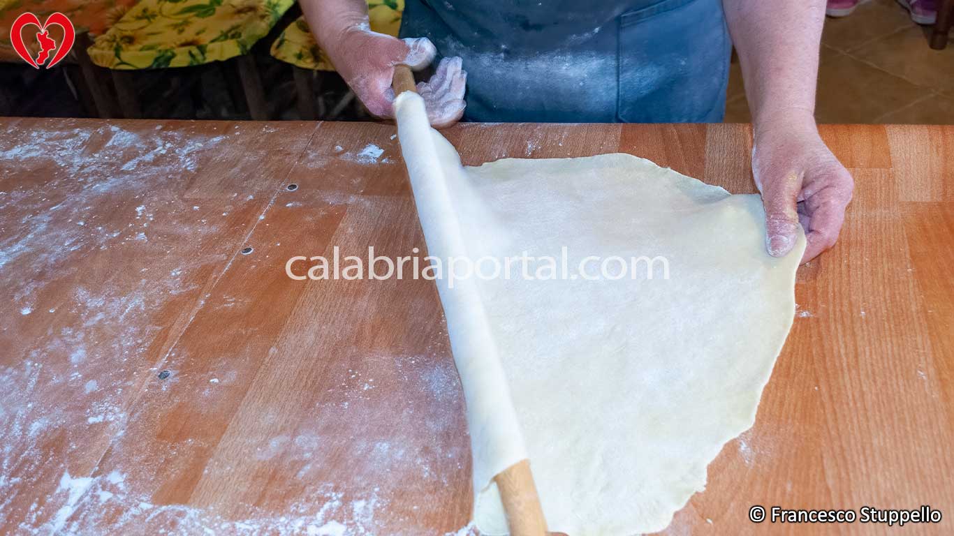 Ricetta delle Chinule di Ricotta: Lavorate la sfoglia con un mattarello Ricetta delle Chinule di Ricotta: Lavorate la sfoglia con un mattarello