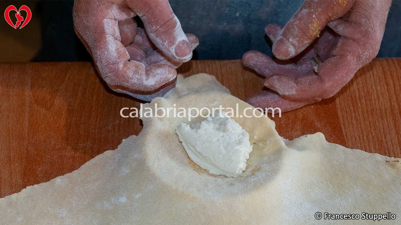 Ricetta delle Chinule di Ricotta: Versate il ripieno e ritagliate la sfoglia Ricetta delle Chinule di Ricotta: Versate il ripieno e ritagliate la sfoglia