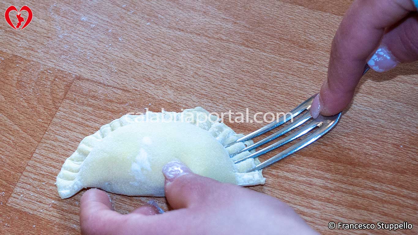 Ricetta delle Chinule di Ricotta: Ripiegate la sfoglia e sigillate con una forchetta