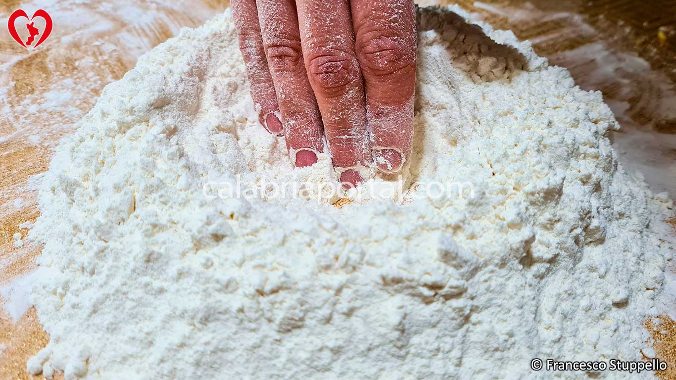 Ricetta dei Crustoli Calabresi: predisponete la farina a fontanella