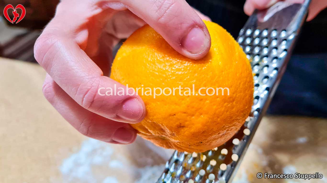 Ricetta dei Crustoli Calabresi: aggiungete la scorza dell'arancia grattugiata