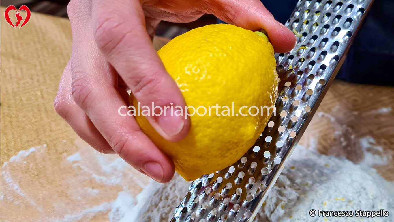 Ricetta dei Crustoli Calabresi: aggiungete la scorza del limone grattugiata