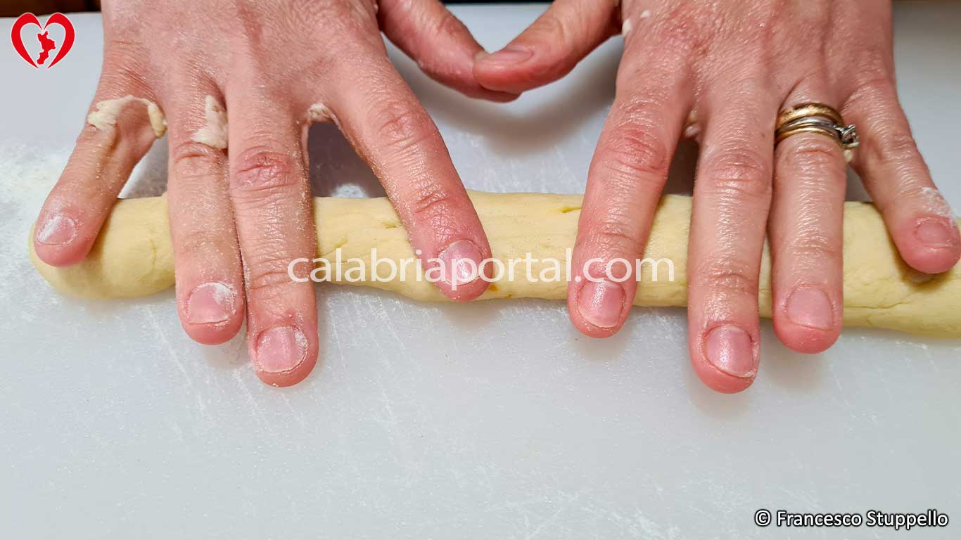 Ricetta dei Crustoli Calabresi: lavorate la pasta