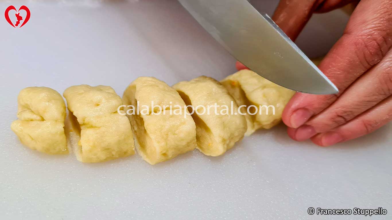 Ricetta dei Crustoli Calabresi: tagliate a tocchetti la pasta