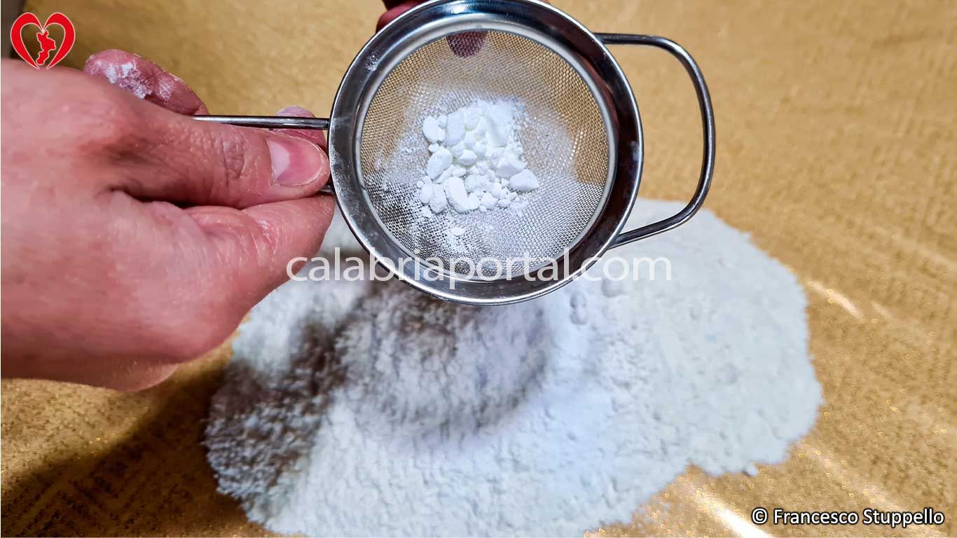 Ricetta dei Crustoli Calabresi: aggiungete il lievito Ricetta dei Crustoli Calabresi: aggiungete il lievito