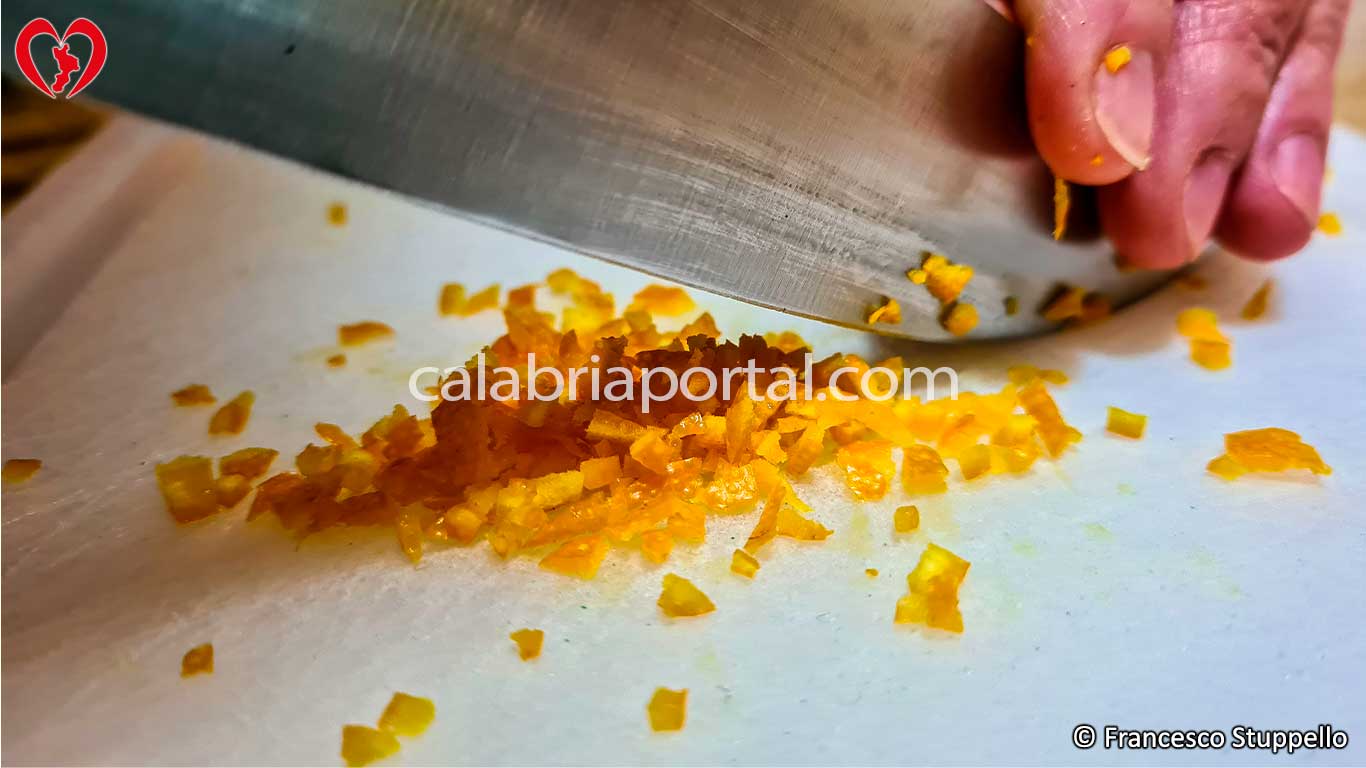 Ricetta dei Crustoli Calabresi: tagliate la scorza dell'arancia a pezzetti molto piccoli