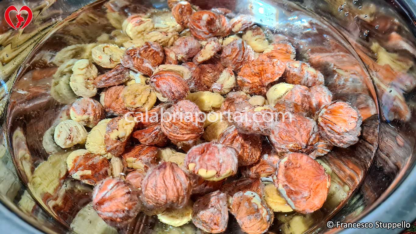 Lucerne di Castagne: togliete la buccia e ponetele in acqua