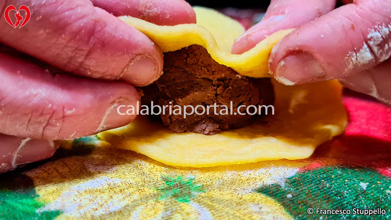 Lucerne di Castagne: chiudete la sfoglia a raviolo