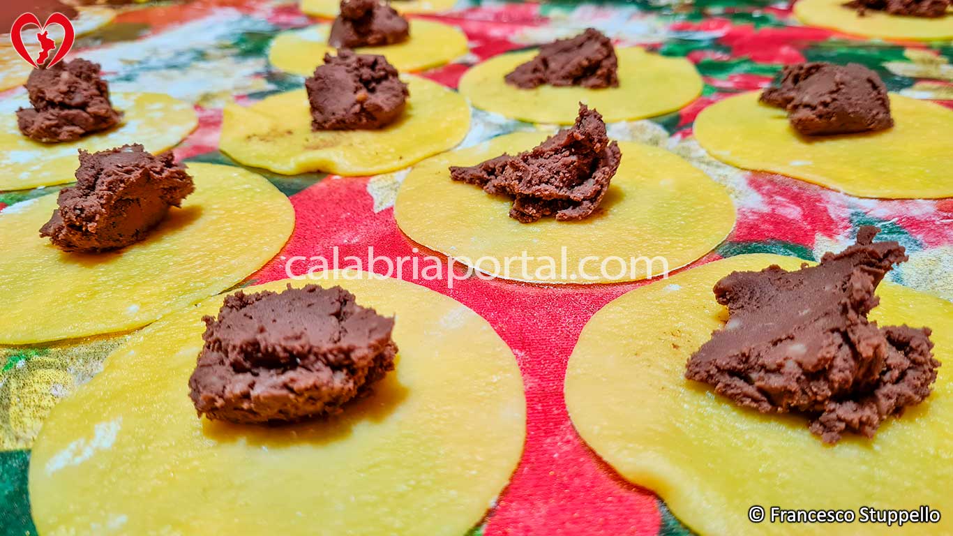 Lucerne di Castagne: ponete sui dischetti il ripieno di castagne