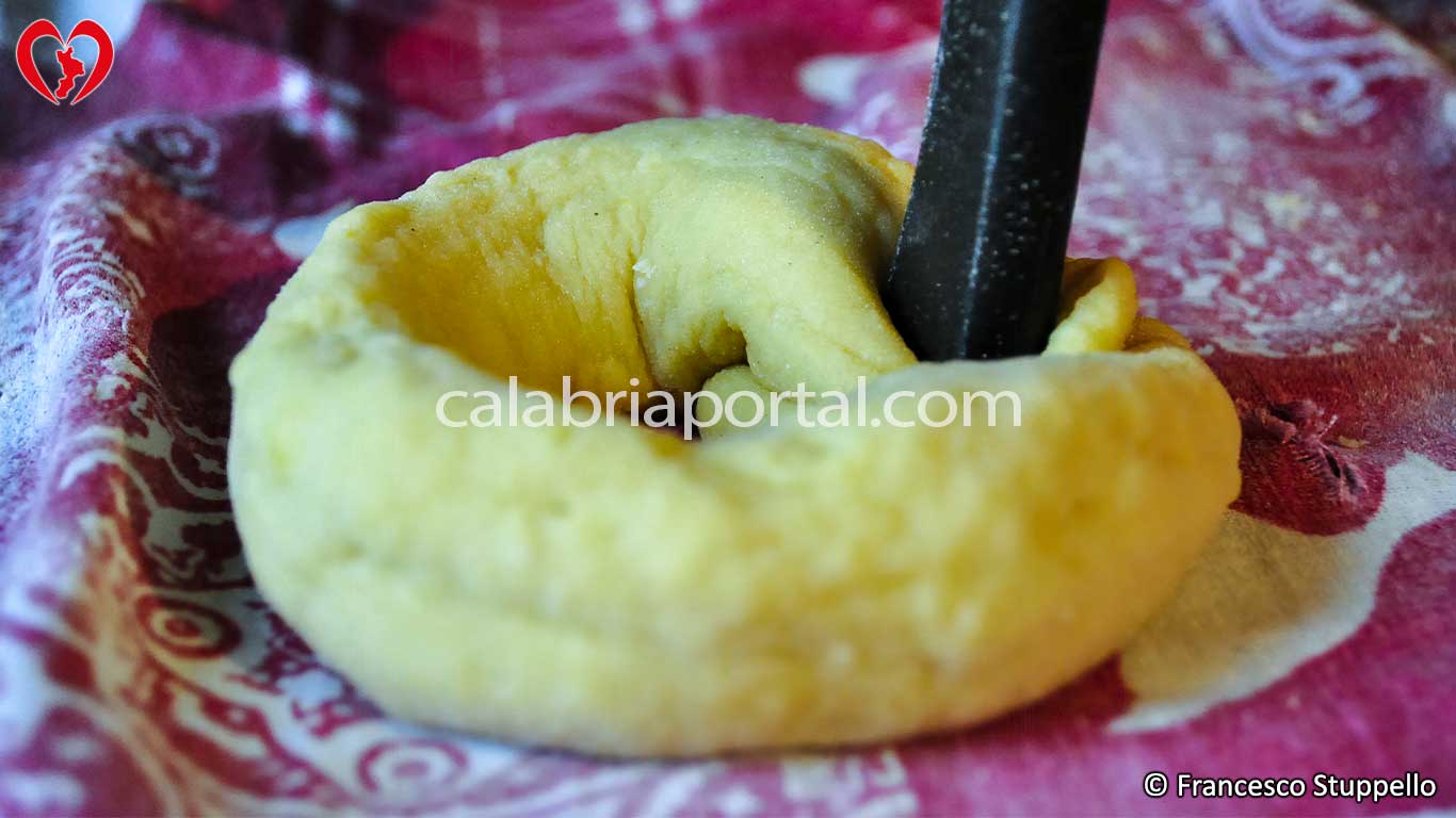 Lavorazione delle Ciambelline dei Taralli Dolci Calabresi di Pasqua