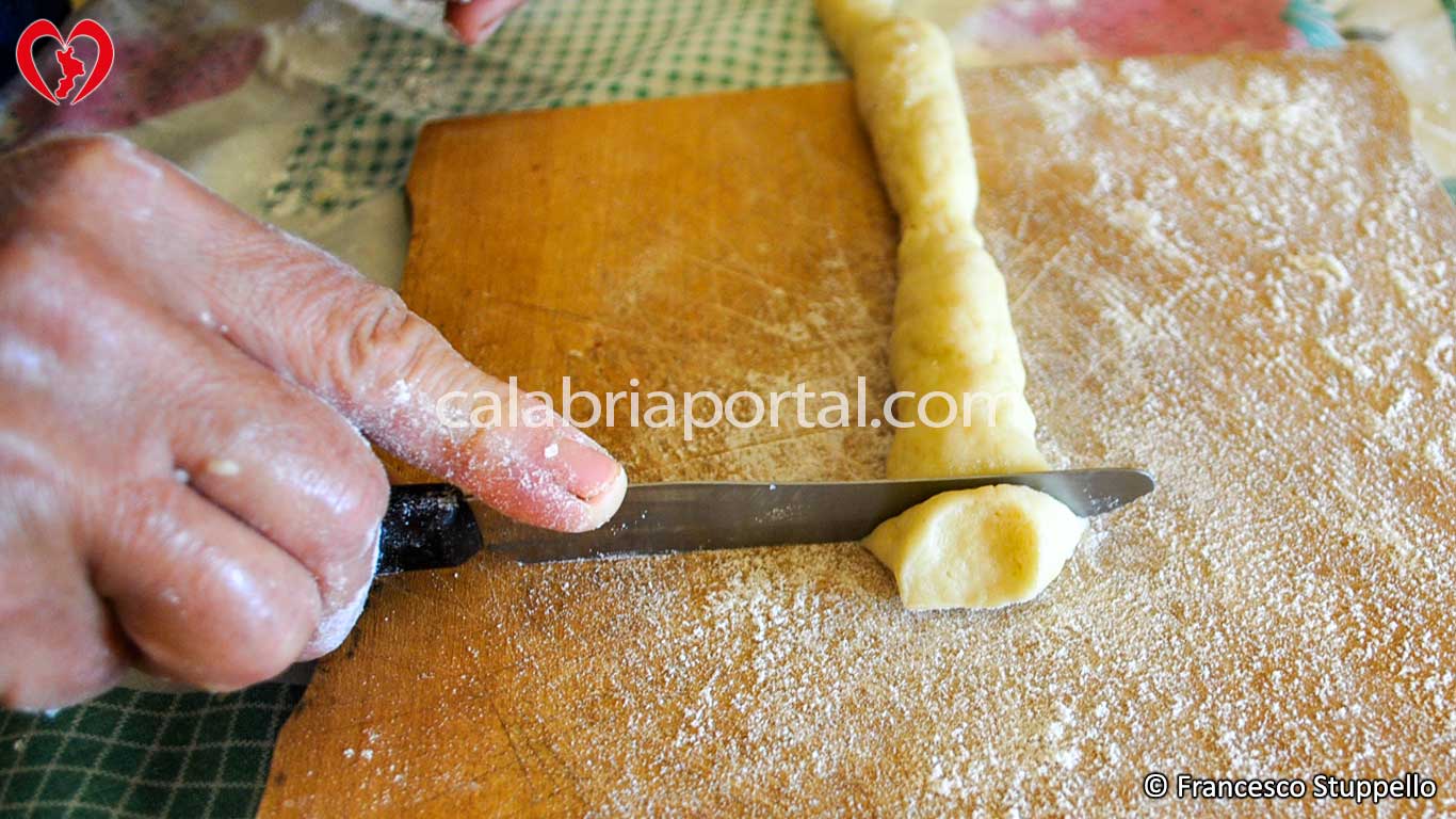 Ricetta dei Turdilli al Miele d'Api: Tagliare a Tocchetti