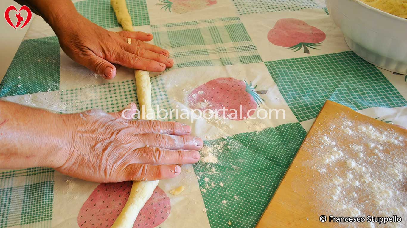 Ricetta dei Turdilli al Miele di Fichi: Lavorare a Cordoncino Ricetta dei Turdilli al Miele di Fichi: Lavorare a Cordoncino