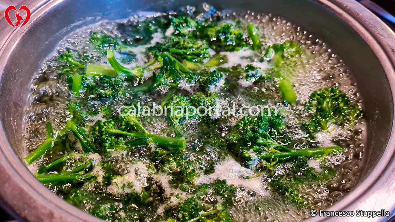 Cime di Broccolo Nero in Fase di Cottura