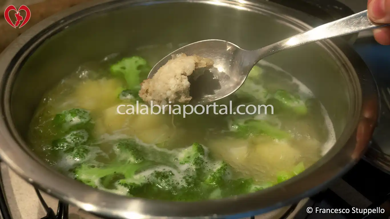 Ricetta della Minestra di Broccoli, Patate e Frisuragli alla Calabrese
