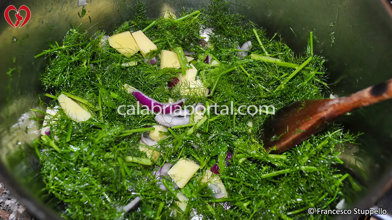 Ricetta della Minestra di Patate, Nnuglia e Finocchietto Selvatico alla Calabrese Ricetta della Minestra di Patate, Nnuglia e Finocchietto Selvatico alla Calabrese