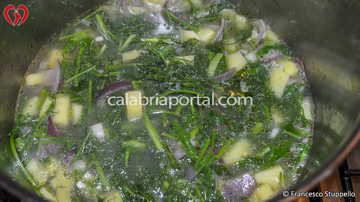 Ricetta della Minestra di Patate, Nnuglia e Finocchietto Selvatico alla Calabrese Ricetta della Minestra di Patate, Nnuglia e Finocchietto Selvatico alla Calabrese
