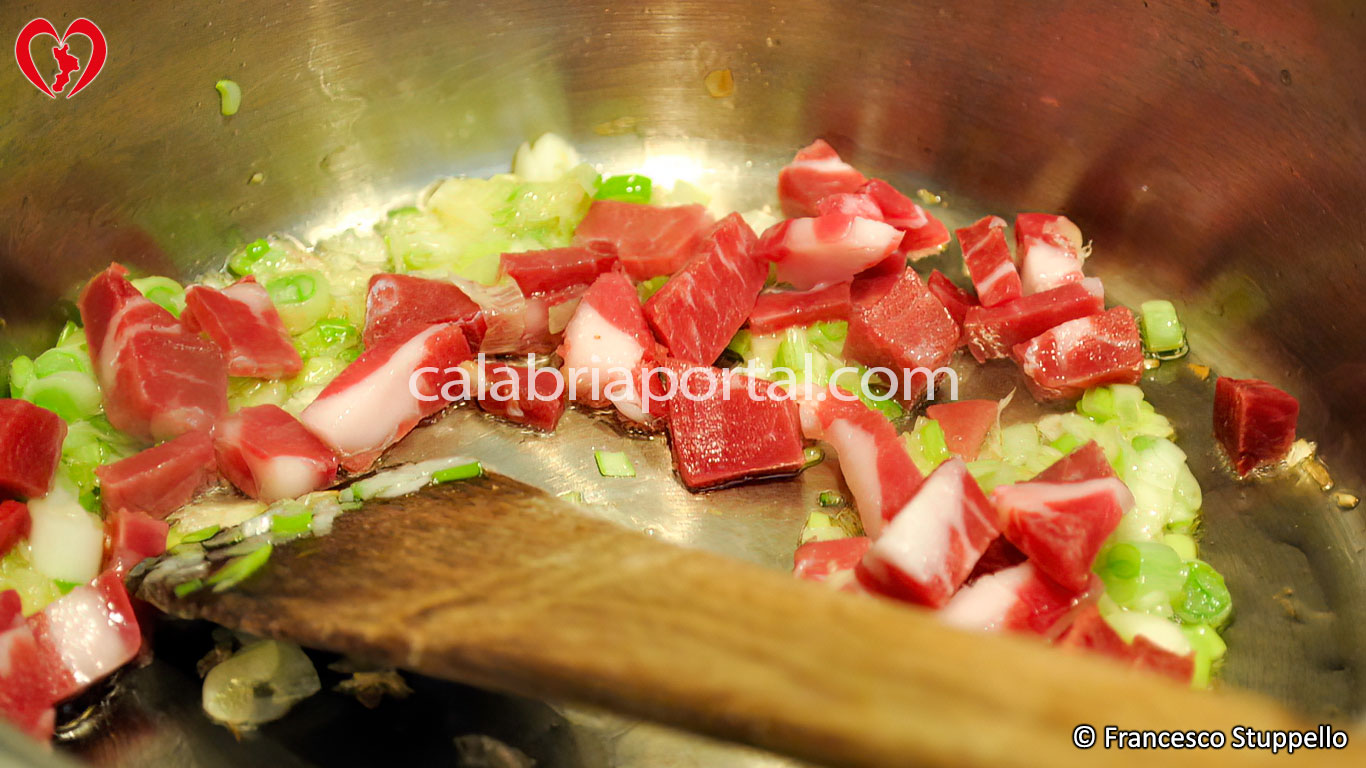 Ricetta dei Fusilli al Capocollo: fate rosolare il capocollo Ricetta dei Fusilli al Capocollo: fate rosolare il capocollo