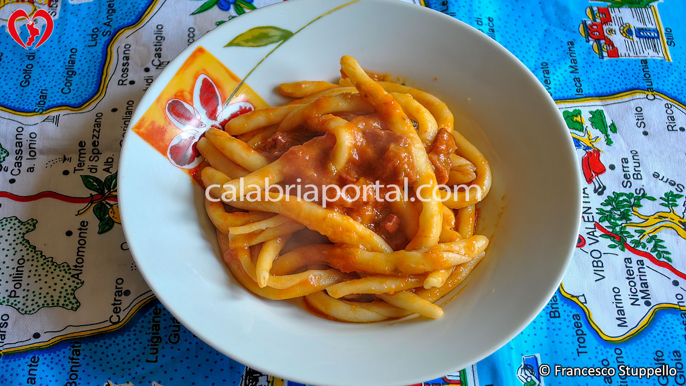 Ricetta dei Fusilli al Capocollo: impiattate e servite il piatto ben caldo Ricetta dei Fusilli al Capocollo: impiattate e servite il piatto ben caldo
