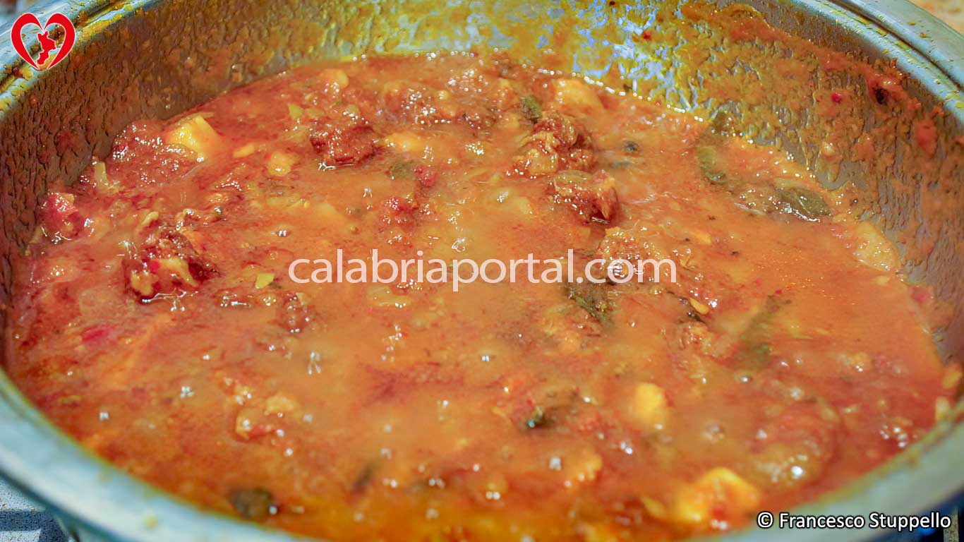 Ricetta dei Fusilli alla Nnuglia alla Calabrese: la cottura del sugo